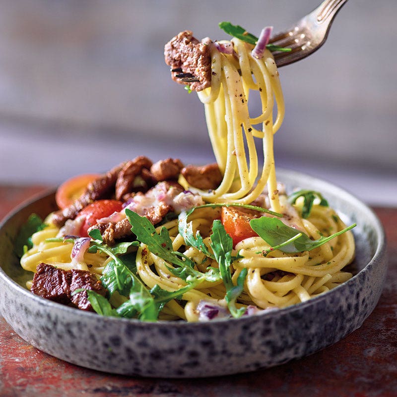 Trüffelpasta mit Rindsfiletstreifen und Rucola