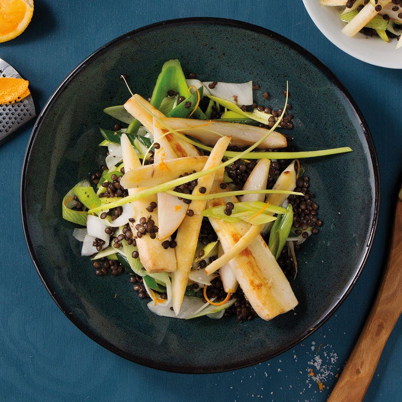 Balsamicolinsen, Pastinake und Birne mit Lauch in Orangensauce