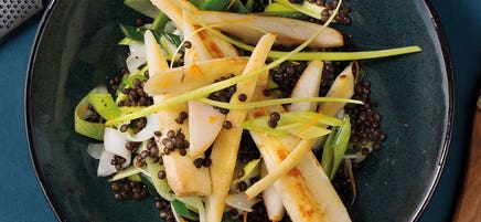 Balsamicolinsen, Pastinake und Birne mit Lauch in Orangensauce