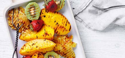 Grillad fruktsallad med lime- och karamellyoghurt
