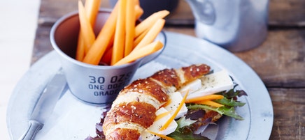 Vollkorngipfeli mit Camembert