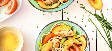 Salade tiède de nectarines, tomates et dinde rôtie