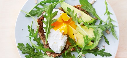 Volkorenbrood met avocado en gepocheerd ei