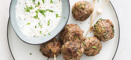 Keftas de boeuf aux courgettes, sauce au yaourt