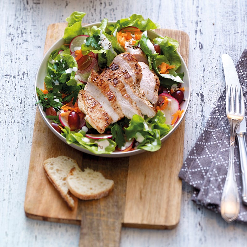 Kleurrijke salade met kip en yoghurtdressing