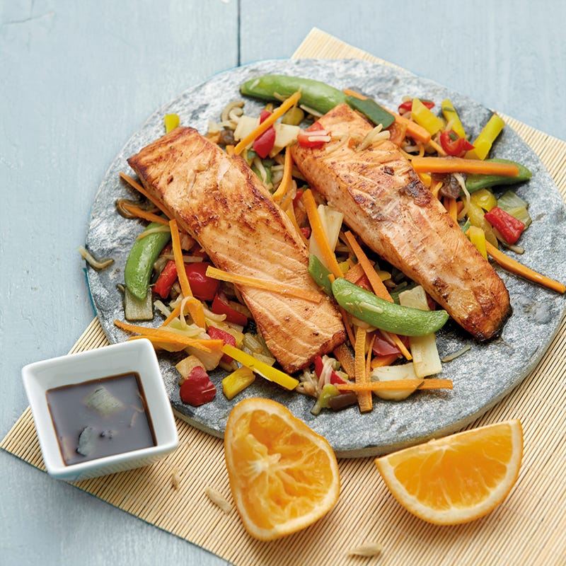 Foto van Gemarineerde zalm op oosterse groenten door WW