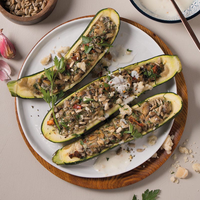 Gefüllte Zucchini mit Knoblauchjoghurt und Kernen