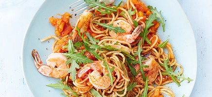 Spaghettis aux crevettes et tomates