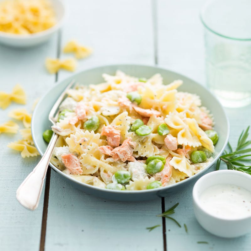 Farfalle aux fèves et au saumon