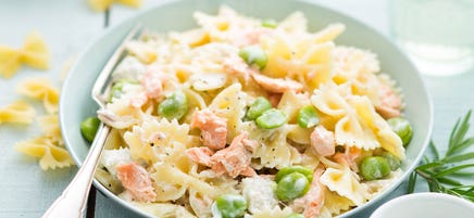 Farfalle aux fèves et au saumon