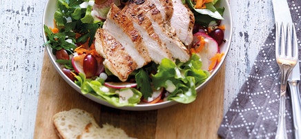 Kleurrijke salade met kip en yoghurtdressing