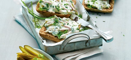 Pain de seigle et salade de poulet