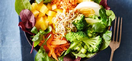 Linzenbowl met groenten en ei