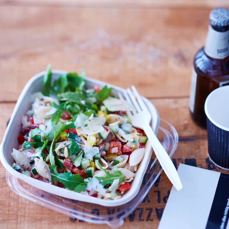 Pastasalat mit Parmesandressing