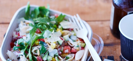 Salade de pâtes et vinaigrette au parmesan