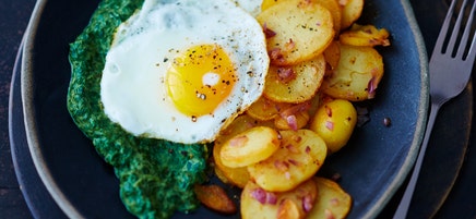 Pommes de terre sautées, oeuf au plat et épinards