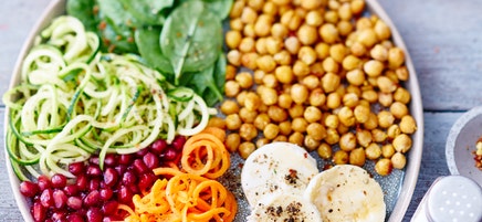 Kichererbsen-Gemüse-Salat mit Ziegenkäsetalern