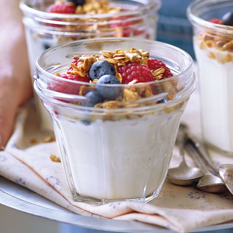 Vanilleskyr mit selbstgemachtem Granola und frischen Beeren