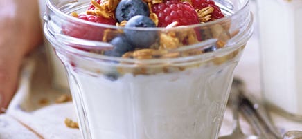 Vanilleskyr mit selbstgemachtem Granola und frischen Beeren