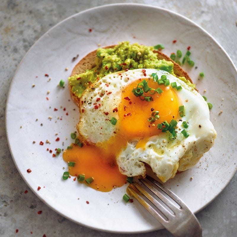 Geröstetes Bauernbrot mit Avocado und Spiegelei