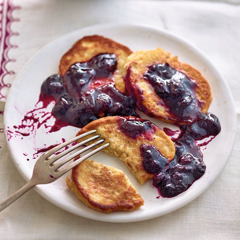Haferflocken Pancakes mit heißen Heidelbeeren