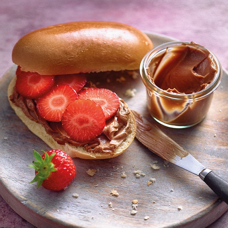 Milchbrötchen mit Schokofrischkäse und Erdbeeren