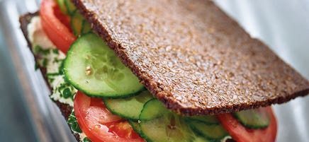 Pumpernickel mit Kräuterfrischkäse und Gemüse