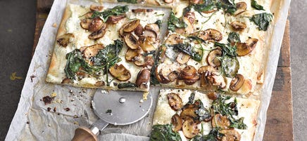 Flammkuchen mit Spinat und Pilzen