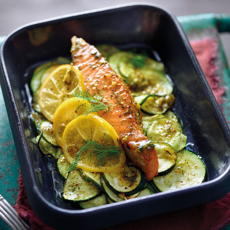 Ofenlachs auf Zucchini in Zitronen-Senf-Marinade
