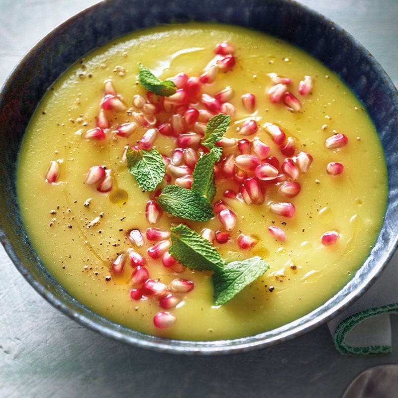 Vegane Pastinakensuppe mit Granatapfelkernen
