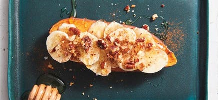 Patates douces grillées avec bananes, miel et pacanes