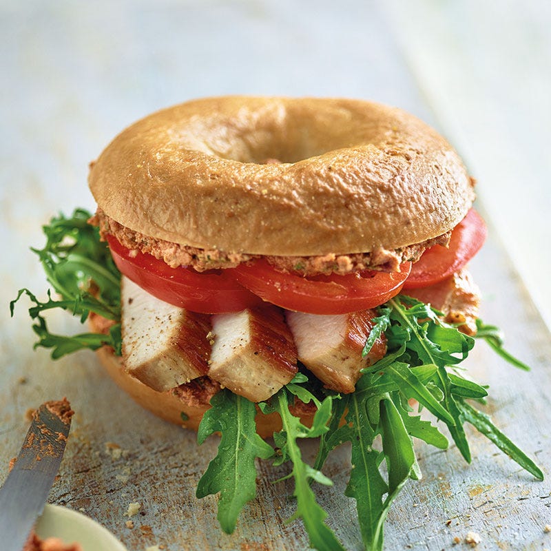 Putenbagel mit Tomatenpesto und Rucola