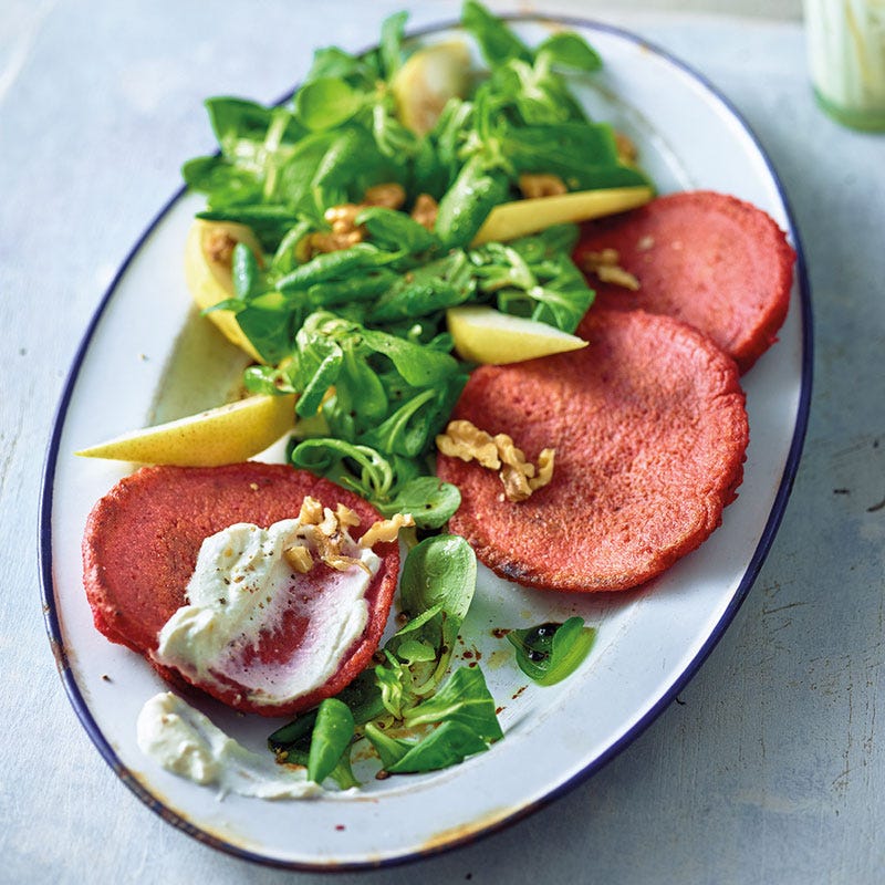 Rote Bete Pancakes mit Feldsalat