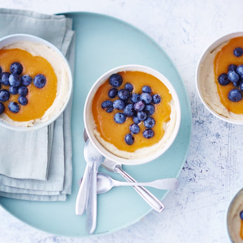 Bananengriessbrei mit Blaubeeren