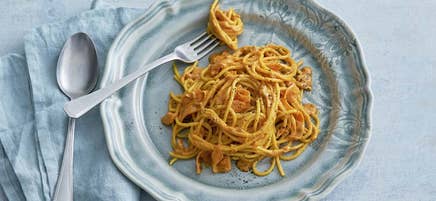 Saffranspasta med kallrökt lax och morot