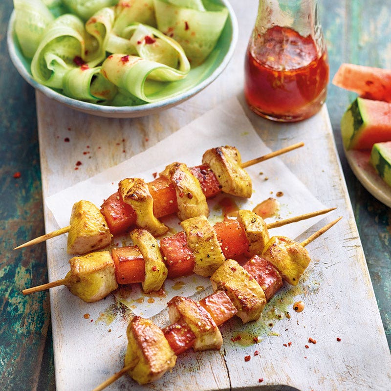 Hähnchen-Melonen-Spieße mit pikantem Gurkensalat