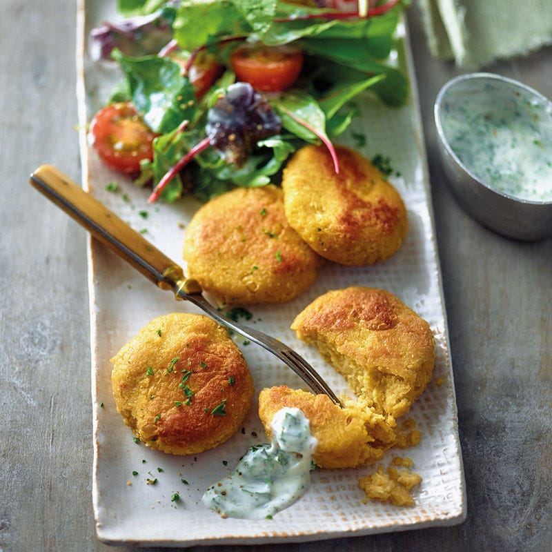Falafeln mit Salat und Joghurtdressing