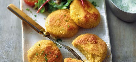 Falafeln mit Salat und Joghurtdressing