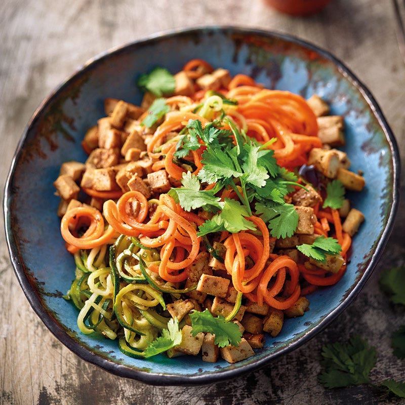 Gemüsespaghetti mit Teriyaki-Tofu