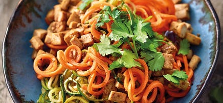 Gemüsespaghetti mit Teriyaki-Tofu