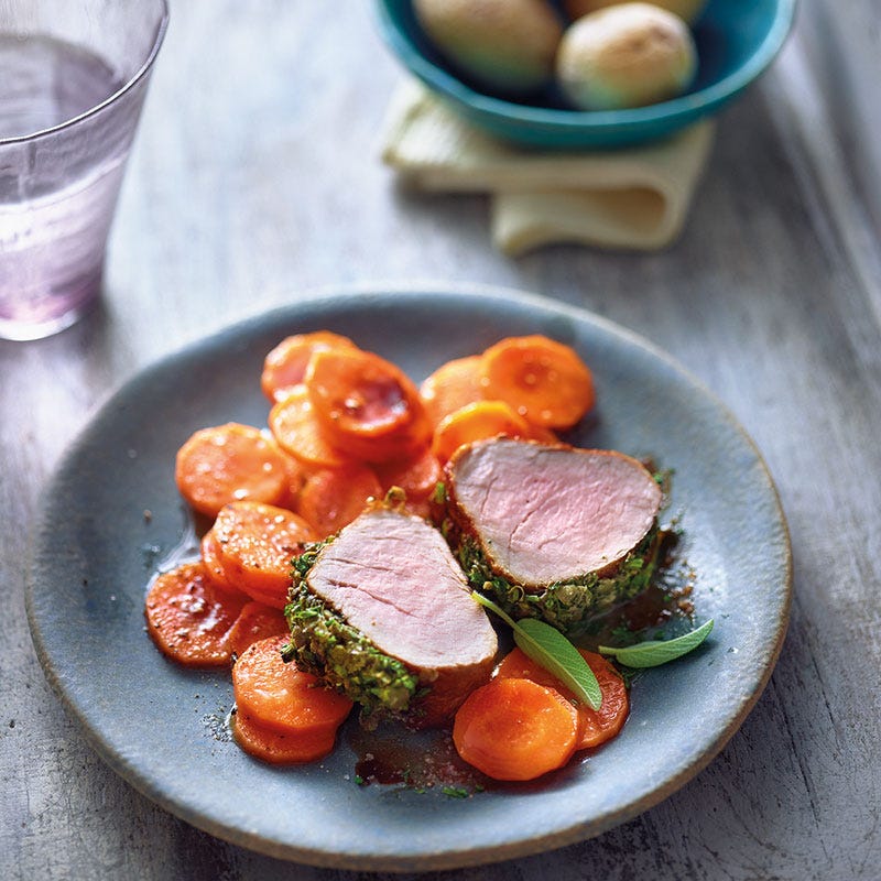 Filet im Kräutermantel mit karamellisierten Karotten und Drillingen