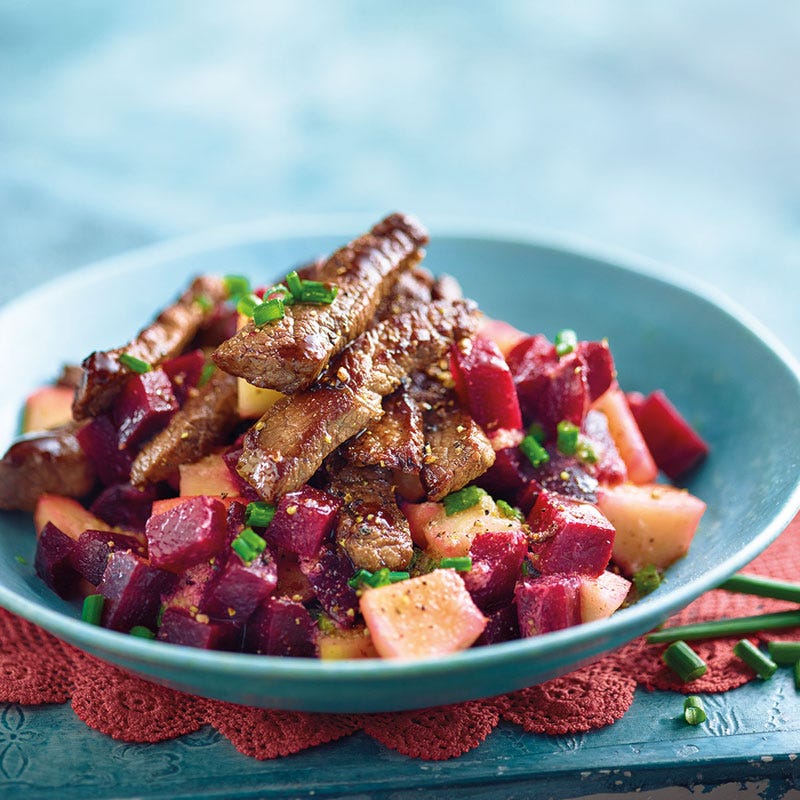 Rote-Bete-Apfelsalat mit Steakstreifen