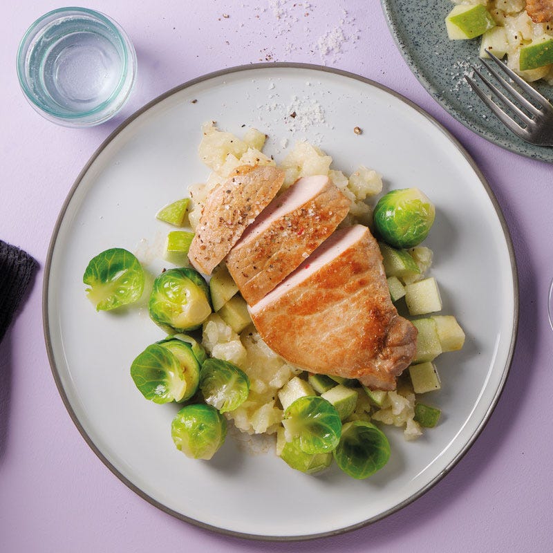 Schweinerücken mit Kohrabistampf, Rosenkohl und Honigapfel