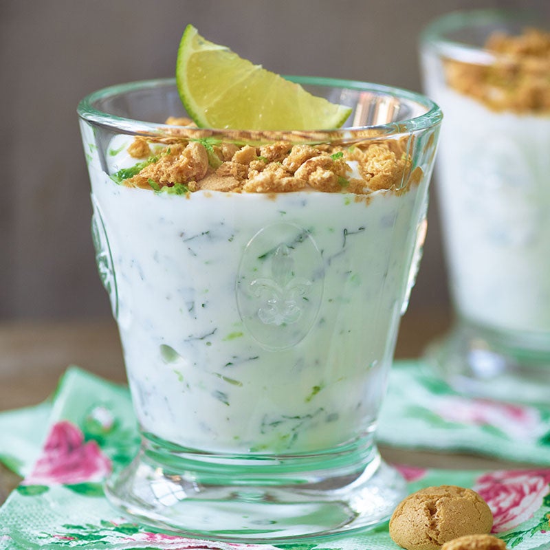 Limettencreme mit Amerettinibrösel