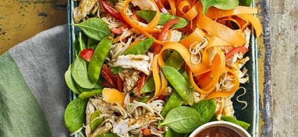 Kyckling- och nudelsallad med sataydressing