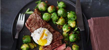 Biff med brysselkål och pocherat ägg