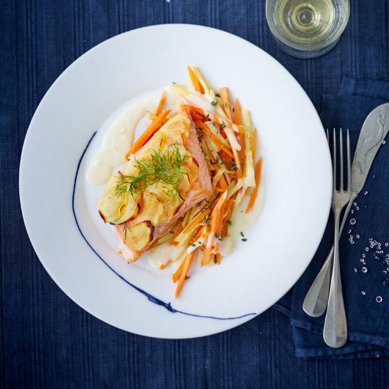 Lachs mit Kartoffelkruste auf Wurzelgemüse