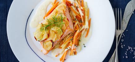Saumon en croûte de pommes de terre et légumes-racines