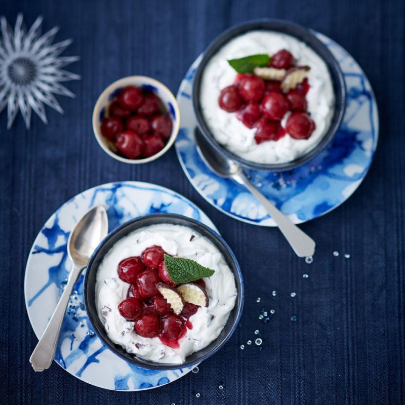 Luftige Quarkcreme mit Kirschen
