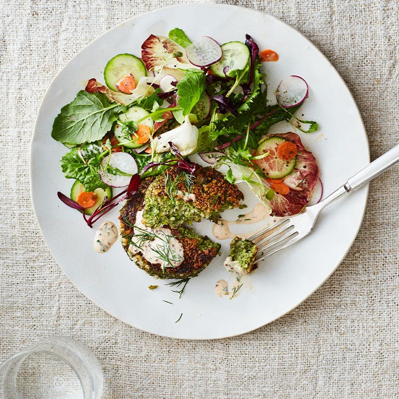 Photo de Burger de quinoa et de légumes du jardin avec vinaigrette ranch Sriracha par WW